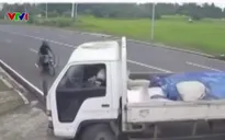 Xe tải chuyển làn sai, xe máy lao vào, người văng lên thủng xe