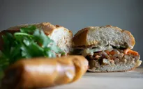 Khẩn trương điều tra vụ nghi ngờ ngộ độc bánh mì tại TP Hồ Chí Minh