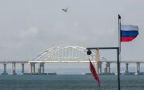 Ukraine tấn công gây hỏa hoạn lớn tại cầu cảng chiến lược của Nga