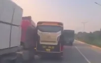 Chỉ vì “nhanh một chút”, lái xe khách gây va chạm, luồn lách giữa các xe lớn