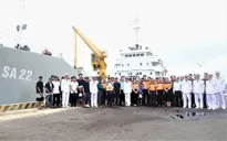 Hải quân bàn giao 52 ngư dân gặp nạn trên biển cho gia đình và địa phương