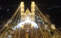 Nhà thờ kiến trúc châu Âu rực rỡ ánh đèn thu hút hàng ngàn người chụp ảnh Giáng sinh