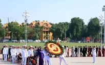 Đoàn đại biểu dự Đại hội Thi đua yêu nước toàn quốc vào Lăng viếng Bác