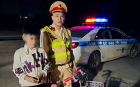 Đạp xe lạc hơn 15km giữa đêm, bé trai 12 tuổi được CSGT Hà Nội kịp thời cứu giúp
