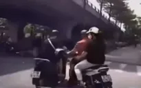 Xe máy tạt đầu ô tô, va chạm nguy hiểm tại nút giao