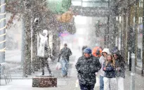 Bão mùa đông gây bão tuyết và gió lạnh nguy hiểm tại Trung Tây Mỹ