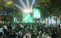 Hàng vạn người dân đổ về hồ Hoàn Kiếm đón chờ Giao thừa 2026