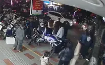 Ô tô mất lái đâm loạt xe máy, người dân đi xem pháo hoa giao thừa tại Hải Phòng