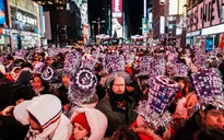 Dòng người đổ về Quảng trường Thời đại chờ đón màn thả quả cầu pha lê chào năm mới