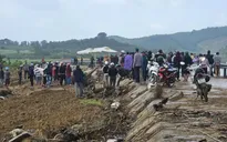 Sập bờ kè khiến 4 người đang trú mưa tử vong