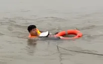 Kịp thời cứu nạn người đàn ông nhảy cầu Vĩnh Tuy
