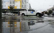 Mưa lớn và thủy triều dâng gây ngập lụt nghiêm trọng ở California (Mỹ)