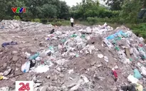 Rác thải xây dựng chất cao như núi ở Hà Nội