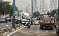 Ô tô lật ngửa sau va chạm xe tải, đại lộ ở TP Hồ Chí Minh ùn tắc