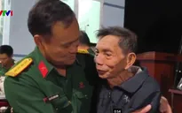 Bữa cơm chia tay bộ đội trong những ngôi nhà vừa dựng nơi vùng lũ Đắk Lắk