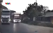 Vượt ẩu trên đèo dốc, suýt gây tai nạn đối đầu trong khúc cua khuất
