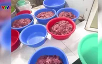 Video: Chi tiết thủ đoạn làm giả thịt bò từ thịt lợn