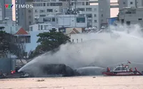 Video: Du thuyền cháy rụi trên sông Sài Gòn