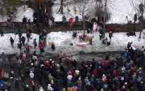 ICE Mỹ bắn tử vong nữ lái xe tại Minneapolis, gia tăng căng thẳng với chính quyền liên bang