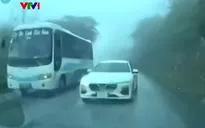 Đèo dốc trơn ướt, tầm nhìn hạn chế, tài xế vẫn liều vượt ẩu