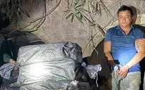 210 hộp pháo nổ bị thu giữ khi nhóm đối tượng dùng ghe vượt biên