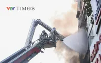 Lực lượng chức năng đưa 2 nạn nhân xấu số ra khỏi hiện trường vụ cháy ở Hà Đông