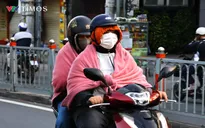 TP Hồ Chí Minh lạnh hiếm gặp: Người dân khoác áo ấm ra đường từ sáng sớm