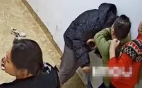 Vụ người phụ nữ bị đánh giữa hành lang chung cư ở Hà Nội: Nạn nhân đang phải theo dõi chấn thương sọ não