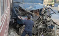 Va chạm giữa tàu hỏa và ô tô tải tại Hải Phòng, hai người bị thương