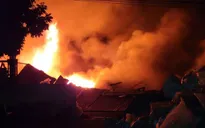 Cháy lớn tại xưởng gỗ và tái chế nhựa ở Hưng Yên