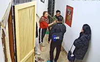 Hà Nội: Công an triệu tập người phụ nữ hành hung hàng xóm ở hành lang chung cư
