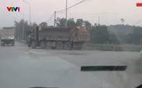Xe chở đất đá quá tải làm rơi vãi vật liệu trên đường Hồ Chí Minh gây ô nhiễm, mất an toàn