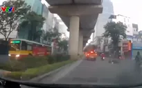 Sau cú phanh gấp, người đi xe máy ngã xuống đường, bị ô tô bán tải chèn qua người