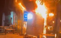 CSGT phá cửa, cứu 11 người trong vụ cháy nhà lúc rạng sáng ở Nghệ An