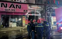 Cháy tiệm giặt ủi ở Đồng Nai, giải cứu người đàn ông bám trên mái nhà hàng xóm