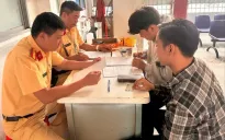 Xử phạt 2 thanh niên không chấp hành đo nồng độ cồn, ném bộ đàm của CSGT