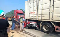 Xe con bị cuốn vào gầm xe tải sau tai nạn liên hoàn, 3 người bị thương