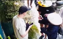 Người phụ nữ bán hàng rong bị phạt 225.000 đồng vì “chặt chém” khách Tây ở phố cổ