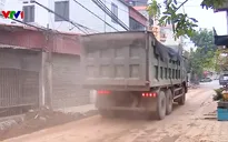 Né kiểm tra, xe trọng tải lớn chạy vào đường khu dân cư ở Hà Nội gây bụi bặm, mất an toàn
