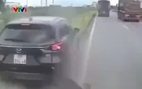 Chuyển làn ẩu, xe con bị xe lớn đâm hất văng
