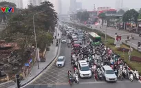 Xén vỉa hè, mở rộng đường Lê Văn Lương (Hà Nội) nhưng vẫn ùn tắc