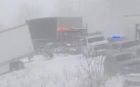 Bão tuyết gây tai nạn liên hoàn hơn 100 xe ở bang Michigan (Mỹ)