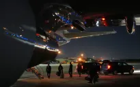 Chuyên cơ Không lực Một chở Tổng thống Trump gặp sự cố trên hành trình tới Davos