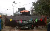 Xe tải chở xe múc làm sập cổng chào, 2 người kẹt trong cabin không qua khỏi