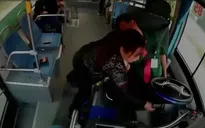 Nữ nhân viên xe buýt nhanh trí cứu cả xe khỏi tai nạn khi lái xe đột quỵ