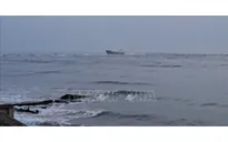 Đưa 11 thuyền viên trên tàu hàng mắc cạn ở Cửa Việt vào bờ an toàn