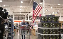 Giá cả cao và triển vọng thu nhập giảm gây áp lực cho người tiêu dùng Mỹ