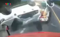 Nhập làn vào cao tốc như chỗ không người, xe con bị container đâm văng