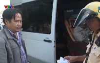 TP Hồ Chí Minh: Cảnh sát giao thông xử phạt, tước phù hiệu xe hợp đồng trá hình