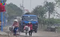 Người dân khổ vì bụi và hiểm họa tai nạn từ xe tải trọng lớn qua khu dân cư